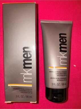 Mary Kay mk men Advanced Facial Hydrator SPF 30 - Gray with Yellow Accent
